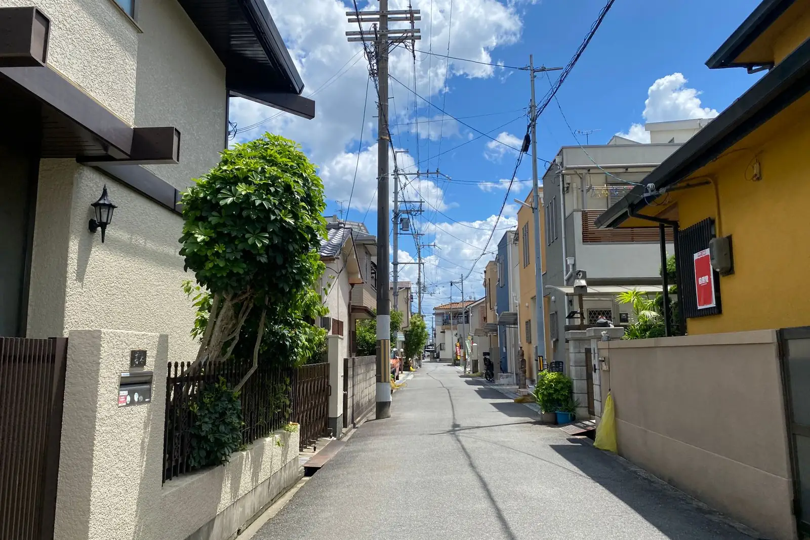 仮写真:日本の住宅街の道(訪問のイメージ)